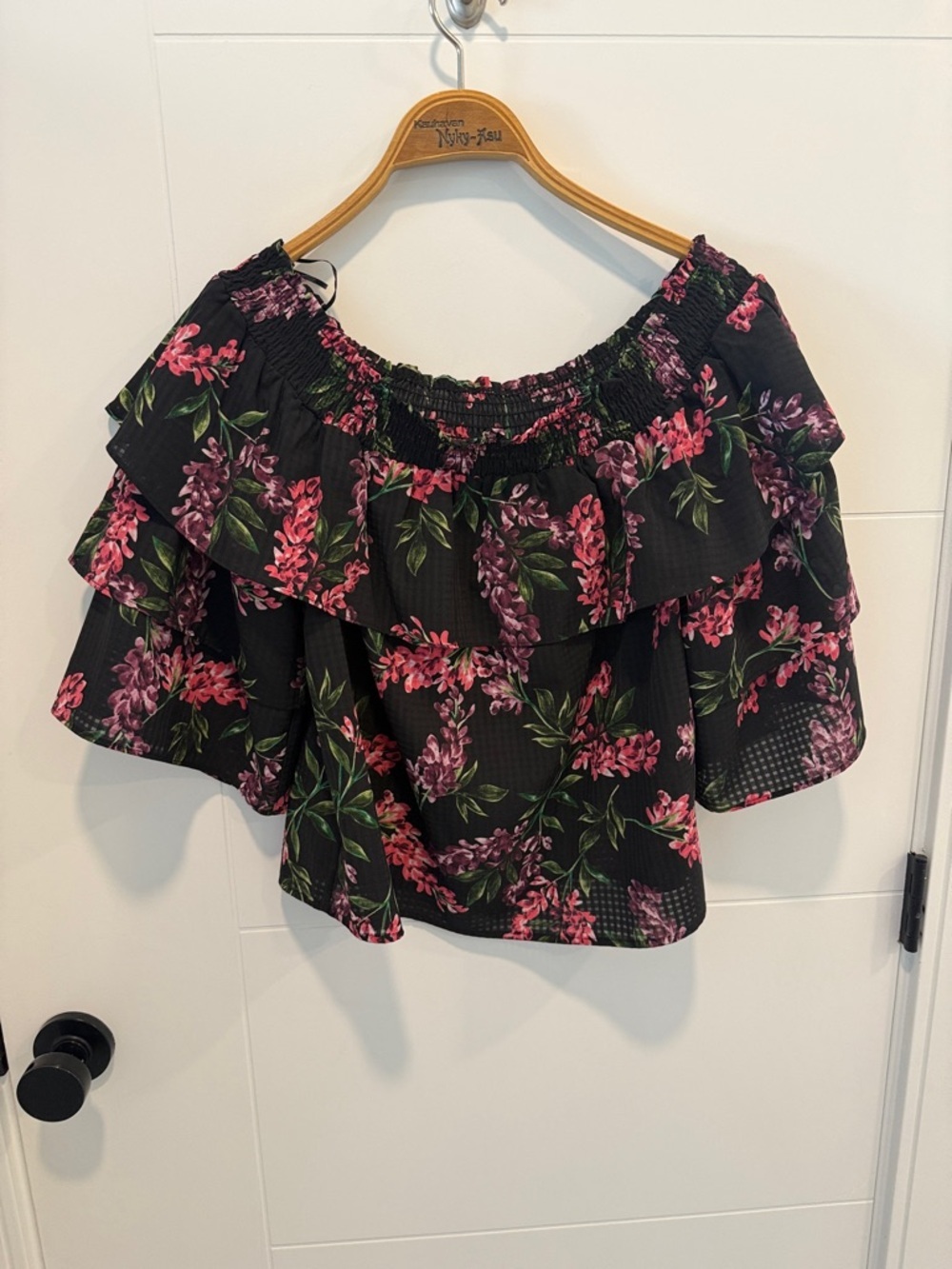 14 & Union Off-Shoulder Floral Ruffle Top in Black and Pink size small
